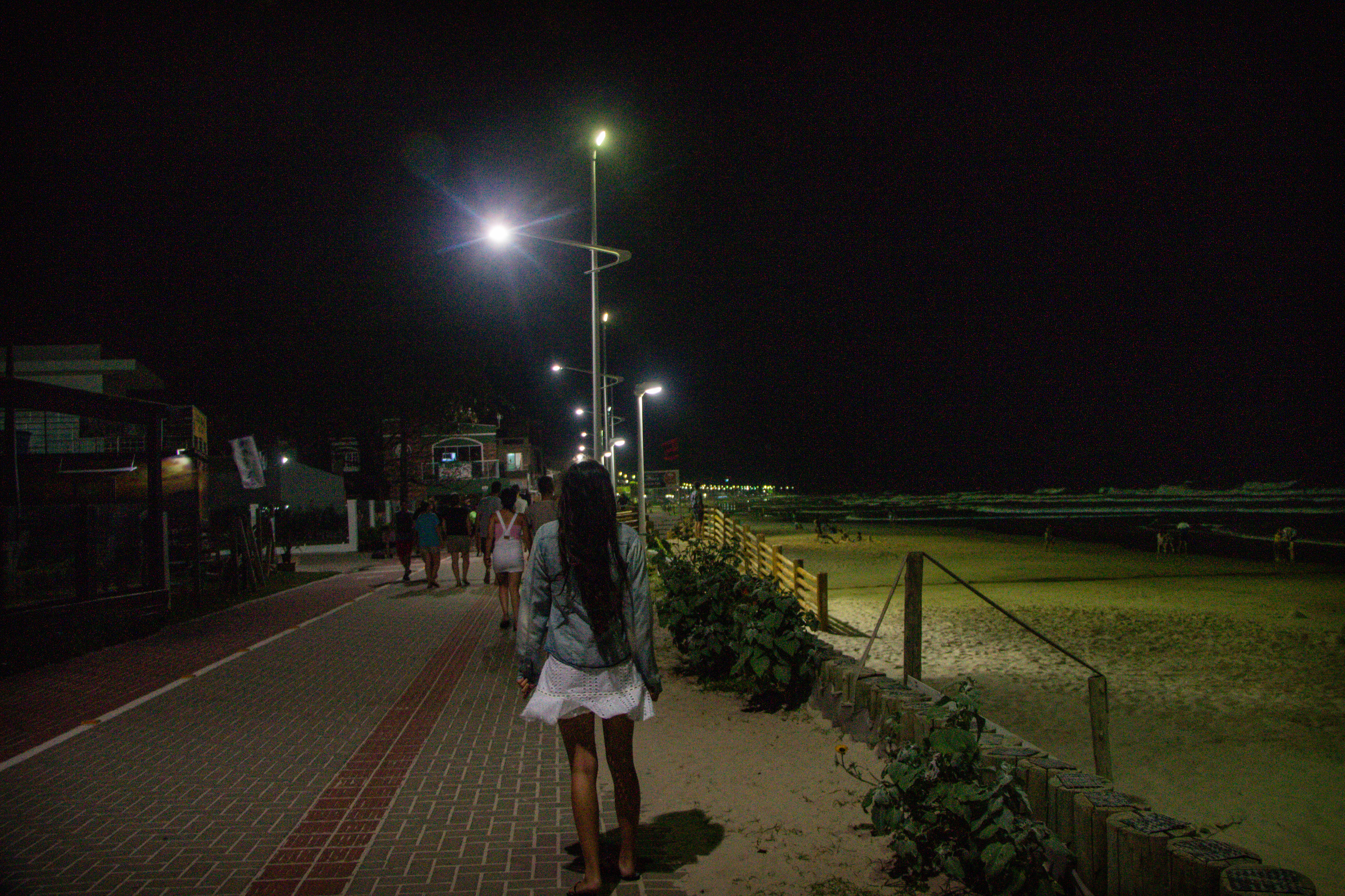 Calçadão da praia de Bombas