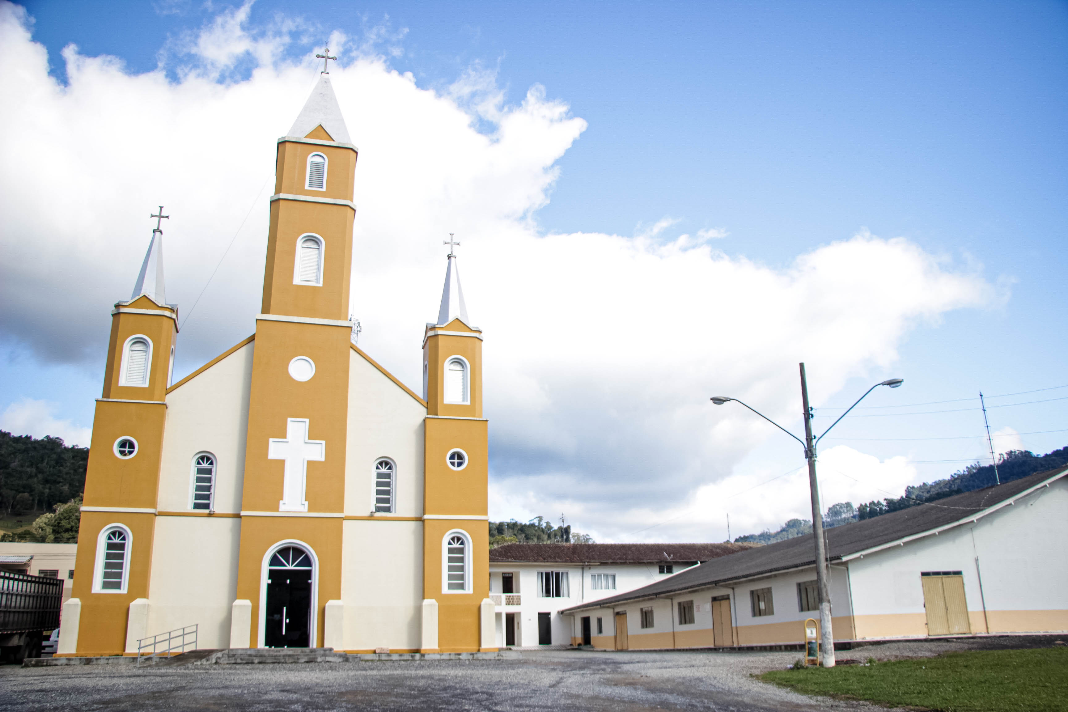 LEOBERTO LEAL, Paróquia Sagrado Coração de Jesus