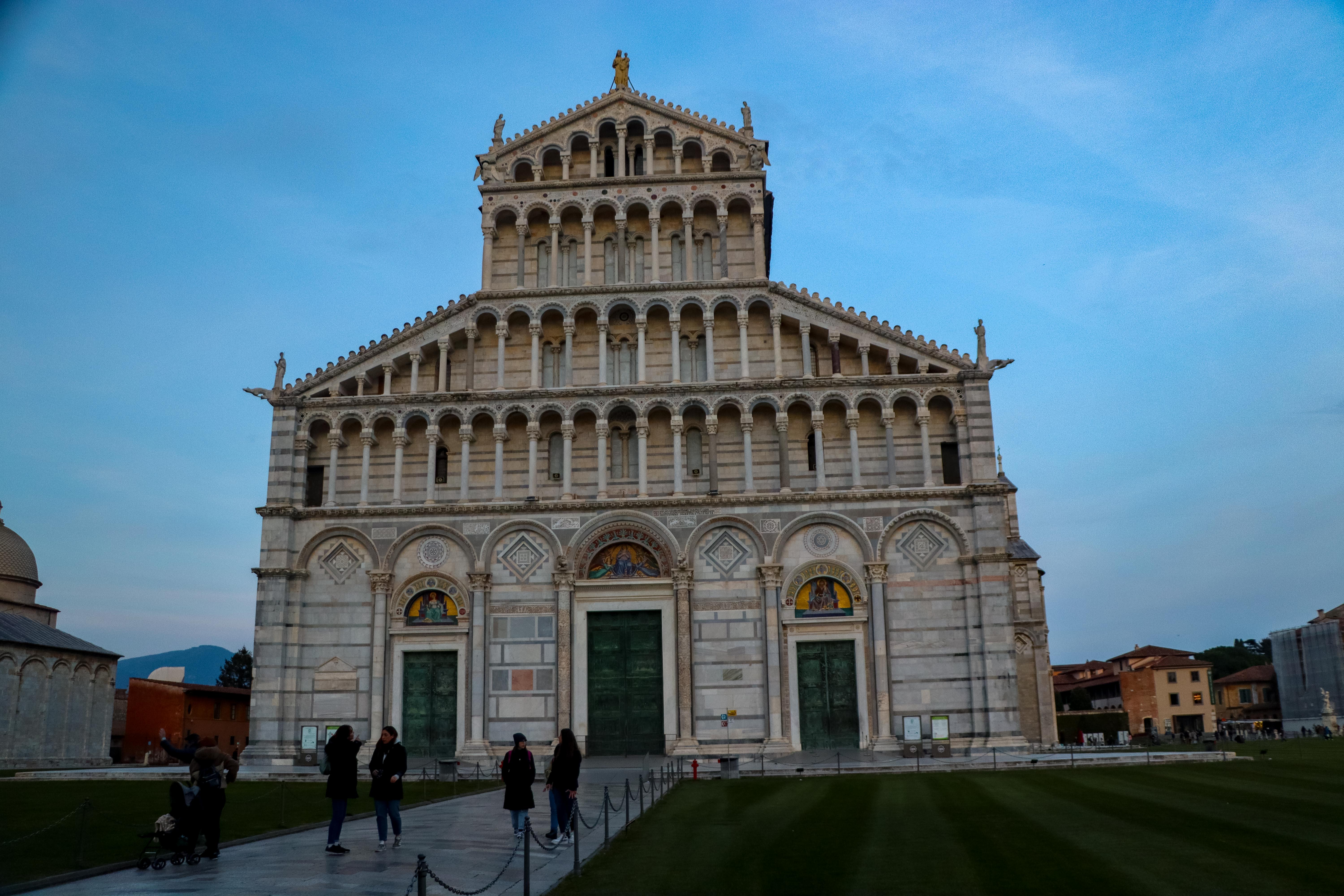 A TORRE DE PISA E A PRAÇA DOS MILAGRES Catedral de Pisa
