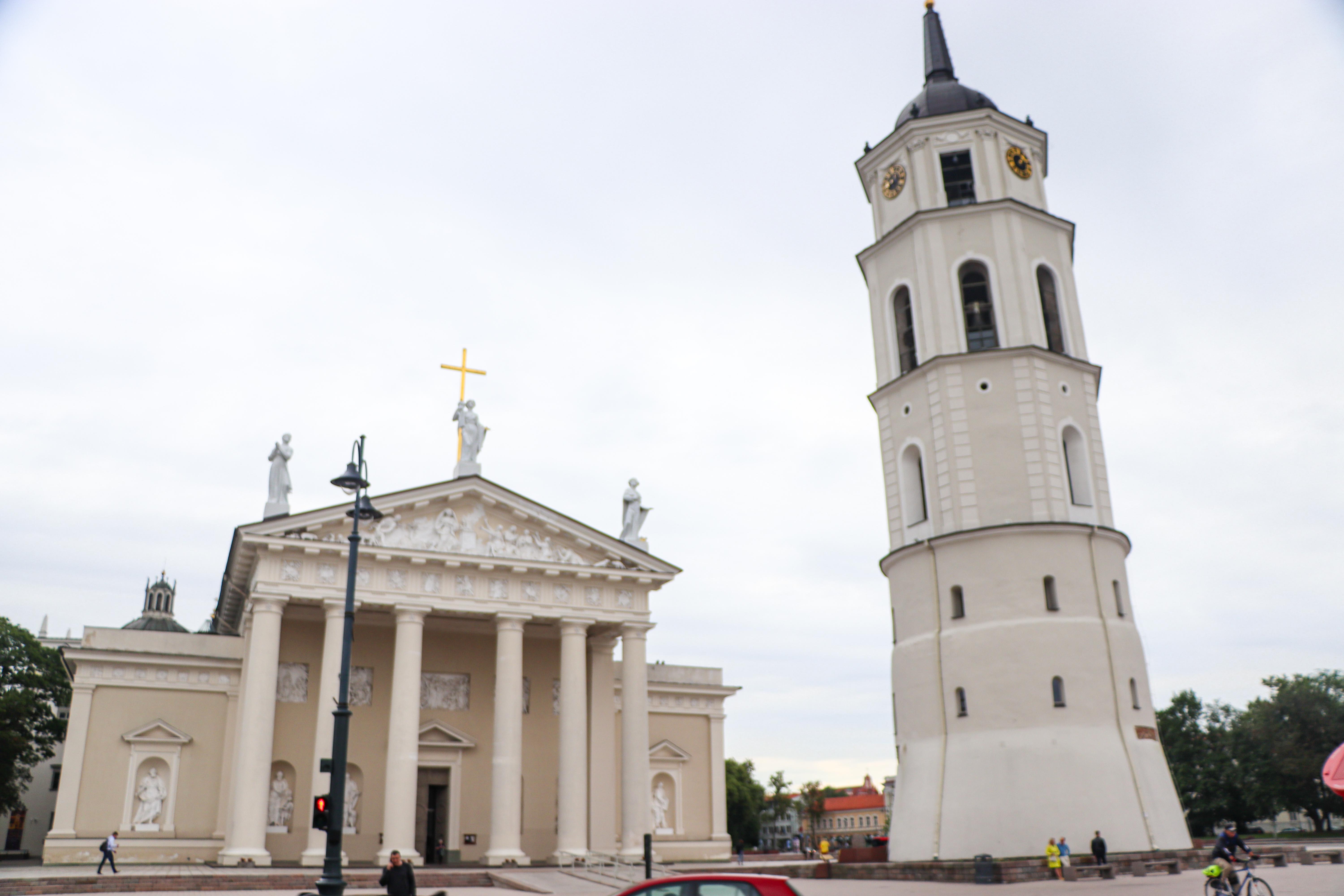 IGREJAS EM VILNIUS Catedral de Santo Estanislau e São Vladislav, Torre do Sino e a Praça da Catedral